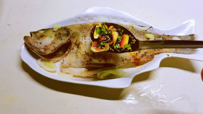 黄豆酱蒸鲈鱼,倒掉汤水,加入黄豆酱料汁。
