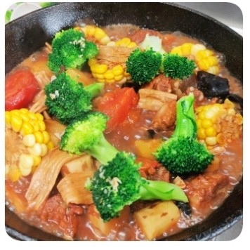 番茄排骨煲,<a style='color:red;display:inline-block;' href='/shicai/ 119'>西兰花</a>用另外一个锅,在焖煮排骨时,同时焯熟。