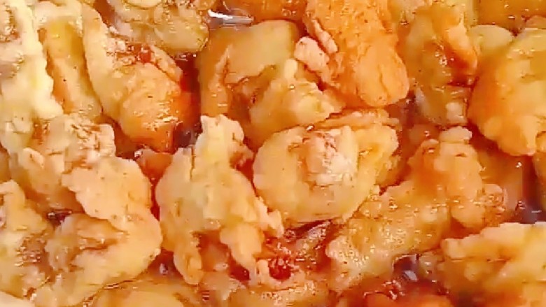 香炸锅巴肉,第二遍大火升温复炸,炸至金黄,即可捞出