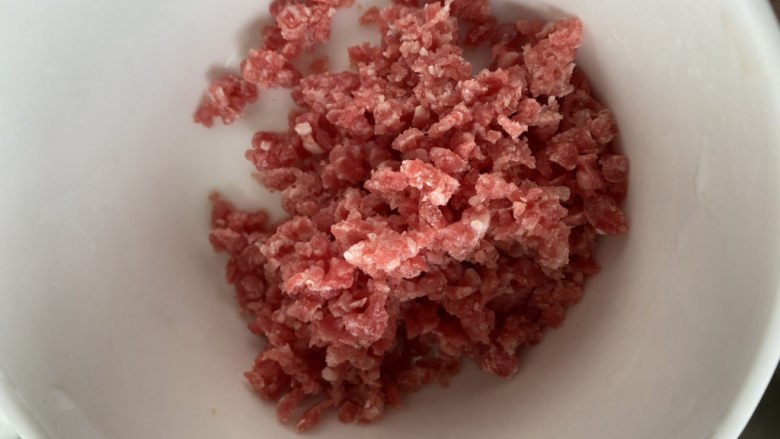番茄牛肉酱,<a style='color:red;display:inline-block;' href='/shicai/ 39957'>牛肉糜</a>少量,切碎末