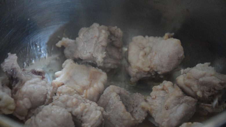 番茄排骨煲,倒入排骨,加入<a style='color:red;display:inline-block;' href='/shicai/ 718'>料酒</a>炒香