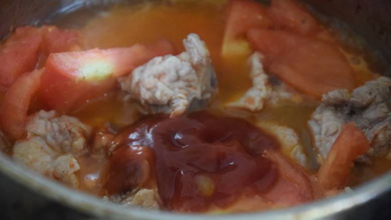 番茄排骨煲,加入<a style='color:red;display:inline-block;' href='/shicai/ 699'>番茄酱</a>,翻炒均匀后盖盖中火煮至收汁