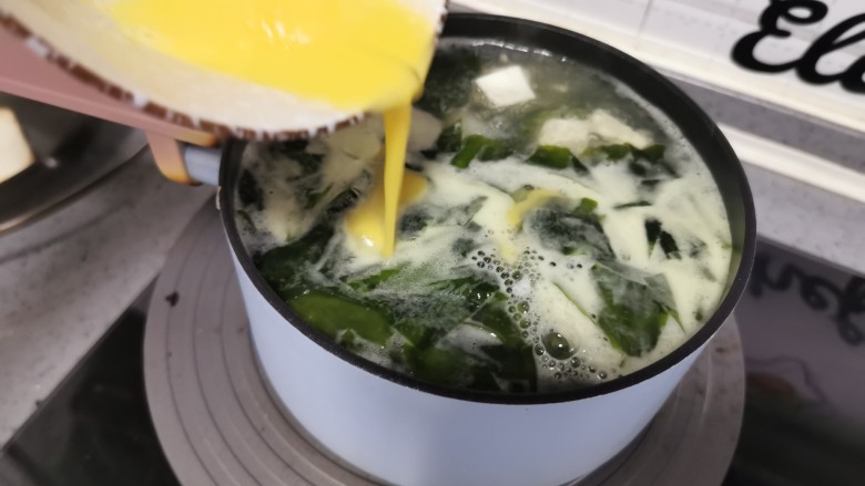 豆腐蛋花汤,倒入蛋液,用勺背划开即可
