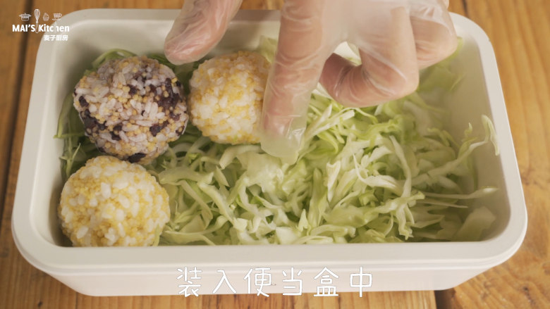 夏日炸虾便当,智能便当盒中放入炸好的虾,搭配自己喜欢的蔬菜,水果即可。