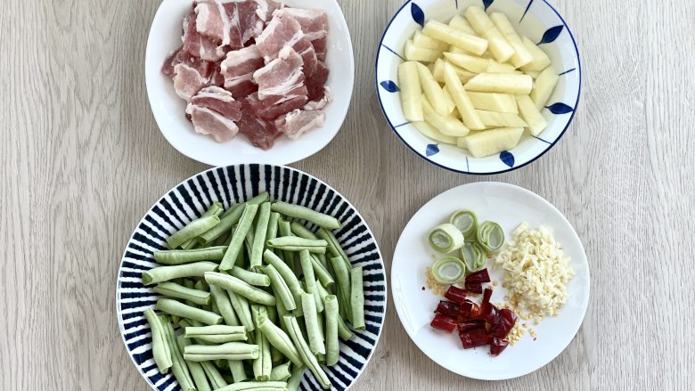 好吃到哭的豆角土豆焖面，浓浓的酱汁包裹着面条，在家一定要试试,把<a style='color:red;display:inline-block;' href='/shicai/ 428'>五花肉</a>切成薄片；土豆去皮切成条（泡在水里防止氧化变黑）；<a style='color:red;display:inline-block;' href='/shicai/ 69'>四季豆</a>掐去头尾、撕去老筋，掰成小段；大<a style='color:red;display:inline-block;' href='/shicai/ 3250'>葱</a>切段，<a style='color:red;display:inline-block;' href='/shicai/ 2794'>大蒜</a>切碎，<a style='color:red;display:inline-block;' href='/shicai/ 86474'>干辣椒</a>剪成小段。