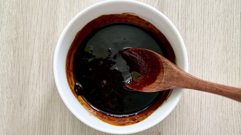 好吃到哭的豆角土豆焖面，浓浓的酱汁包裹着面条，在家一定要试试,碗中加入1勺<a style='color:red;display:inline-block;' href='/shicai/ 705'>豆瓣酱</a>，2勺<a style='color:red;display:inline-block;' href='/shicai/ 788'>生抽</a>，1勺<a style='color:red;display:inline-block;' href='/shicai/ 762'>老抽</a>，1勺<a style='color:red;display:inline-block;' href='/shicai/ 721'>蚝油</a>，1/2勺盐，1/2勺<a style='color:red;display:inline-block;' href='/shicai/ 10588'>糖</a>，搅拌均匀