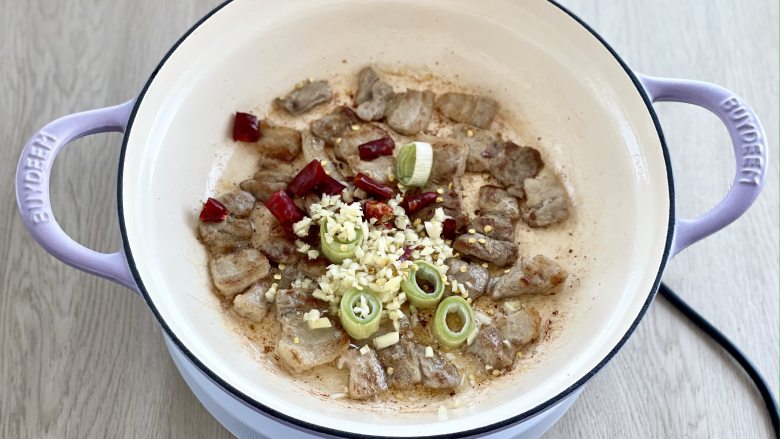 好吃到哭的豆角土豆焖面，浓浓的酱汁包裹着面条，在家一定要试试,下入葱、姜、干辣椒爆香