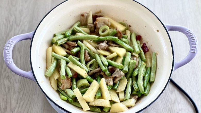 好吃到哭的豆角土豆焖面，浓浓的酱汁包裹着面条，在家一定要试试,加入土豆和豆角，翻炒5分钟