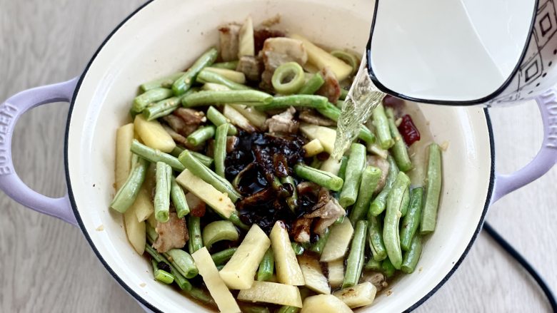 好吃到哭的豆角土豆焖面，浓浓的酱汁包裹着面条，在家一定要试试,倒入酱汁，加入2碗清水，炒匀