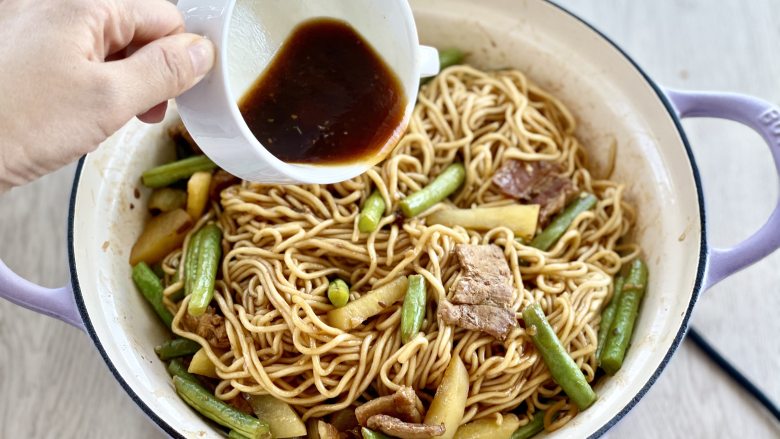 好吃到哭的豆角土豆焖面，浓浓的酱汁包裹着面条，在家一定要试试,焖的过程中翻动一下面条，防止糊底，每翻一次的时候，加入一些预留的汤汁，如此反复3～4次，直到成熟