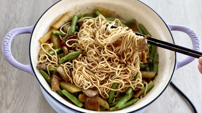 好吃到哭的豆角土豆焖面，浓浓的酱汁包裹着面条，在家一定要试试,待汤汁收干，焖面就做好了，面条裹满了酱汁，好吃极了！