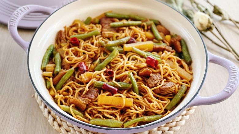 好吃到哭的豆角土豆焖面，浓浓的酱汁包裹着面条，在家一定要试试,面条裹满了酱汁，好吃极了！