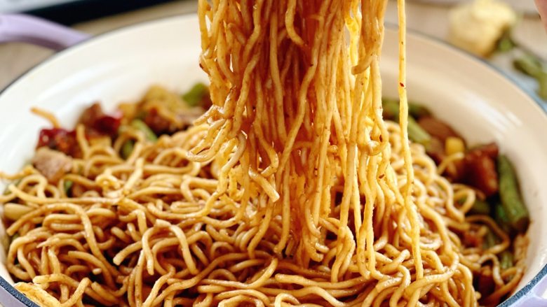 好吃到哭的豆角土豆焖面，浓浓的酱汁包裹着面条，在家一定要试试,好吃看得见！