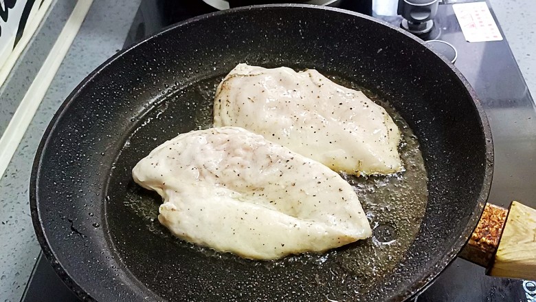 鸡胸肉蔬菜沙拉,煎至表面变色，底部上色