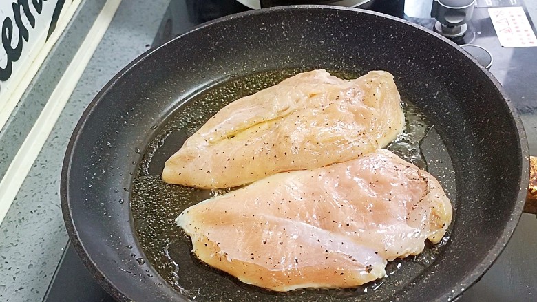 鸡胸肉蔬菜沙拉,放入鸡胸肉