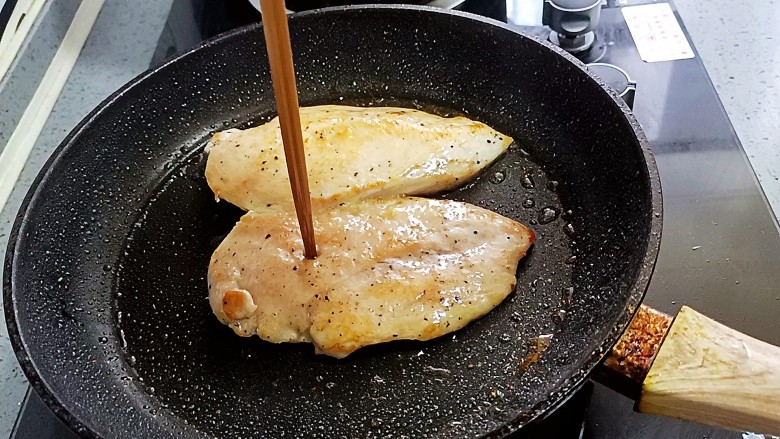 鸡胸肉蔬菜沙拉,煎至两面均匀上色，筷子轻易扎透即熟，稍微放凉备用