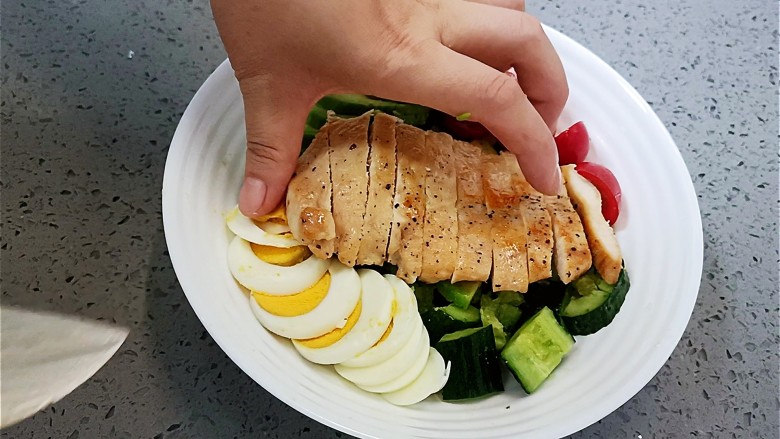 鸡胸肉蔬菜沙拉,一起盛入碗里