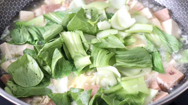 豆腐蛋花汤,看见鸡蛋液凝固时,放入青菜。