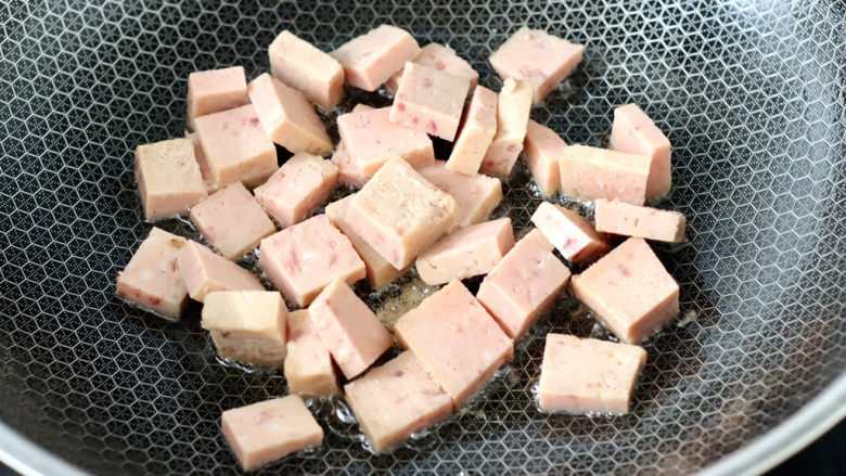 豆腐蛋花汤,热锅倒入一丢丢食用油,放入午餐肉小火慢慢煎至变软。