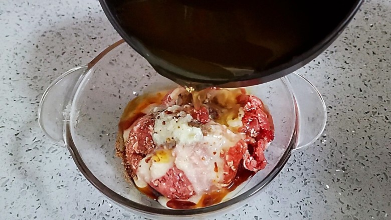 牛肉锅贴,<a style='color:red;display:inline-block;' href='/shicai/ 406'>猪油</a>,花椒水少量多次加入,每次吸收完了再倒。