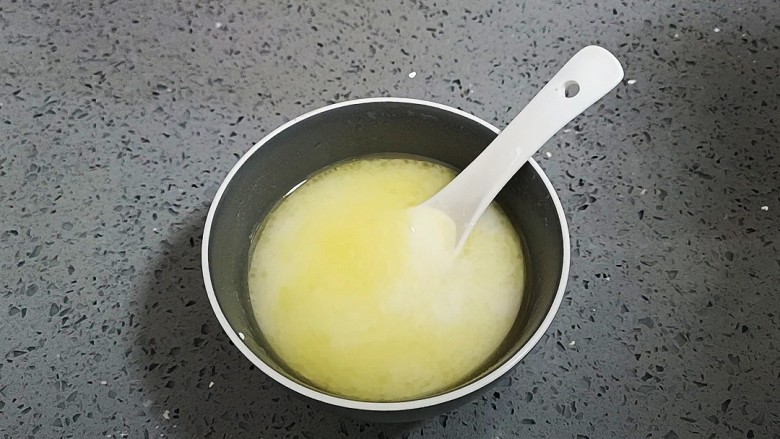 牛肉锅贴,空碗里放入面粉,油,水,混合成淀粉水备用
