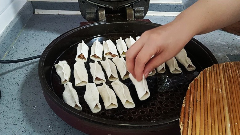牛肉锅贴,电饼铛预热刷油,放入锅贴