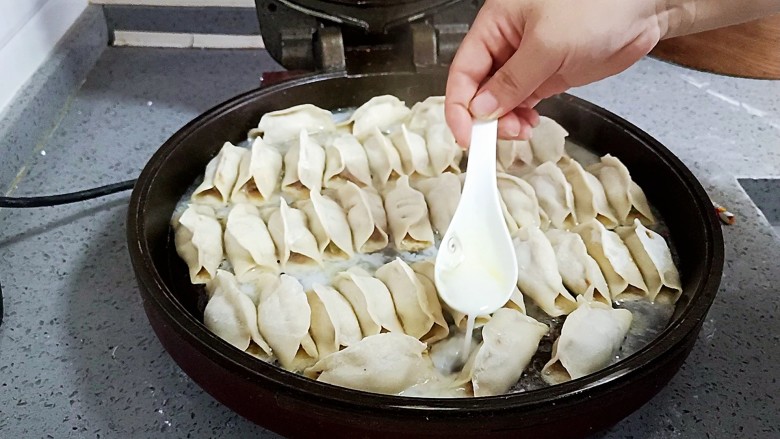 牛肉锅贴,均匀的倒入淀粉水,一直煎
