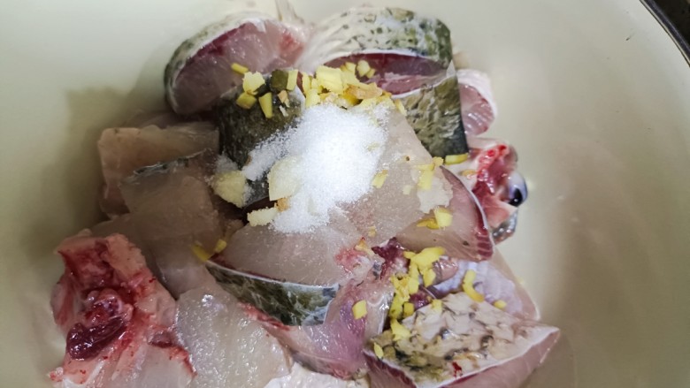 红烧草鱼块,加盐姜蒜,腌制2O分钟