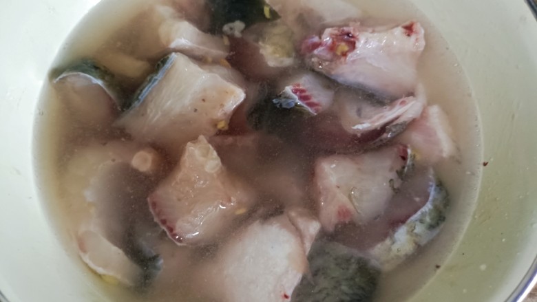 红烧草鱼块,鱼块倒入清水中漂洗,滤出
