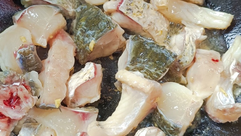 红烧草鱼块,倒入鱼块干煎,至金黄色