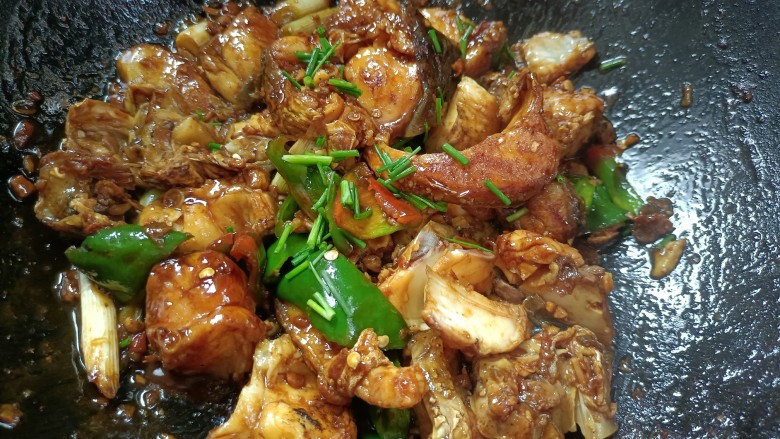 红烧草鱼块,加小葱炒匀,收汁