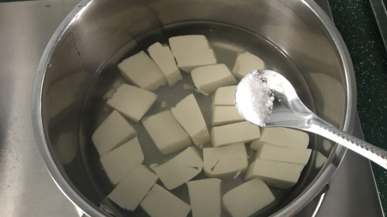 豆腐蛋花汤,豆腐切块,放入清水锅中,再加少许盐煮至沸腾,去一下豆腥味,捞出过凉备用