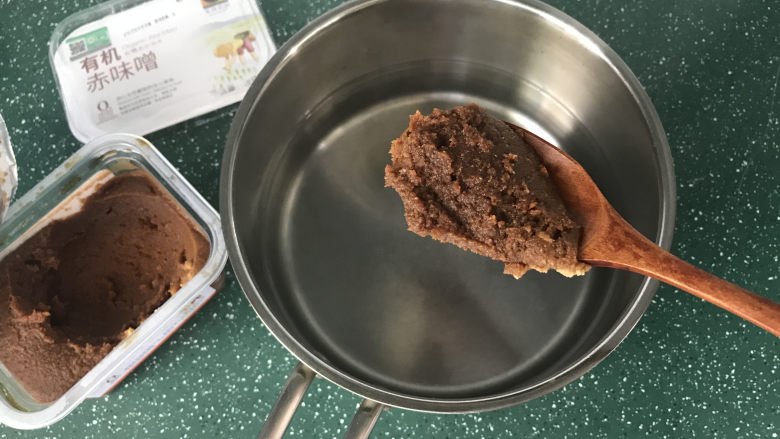 豆腐蛋花汤,另起锅烧水,水开后放入1勺半的味增酱