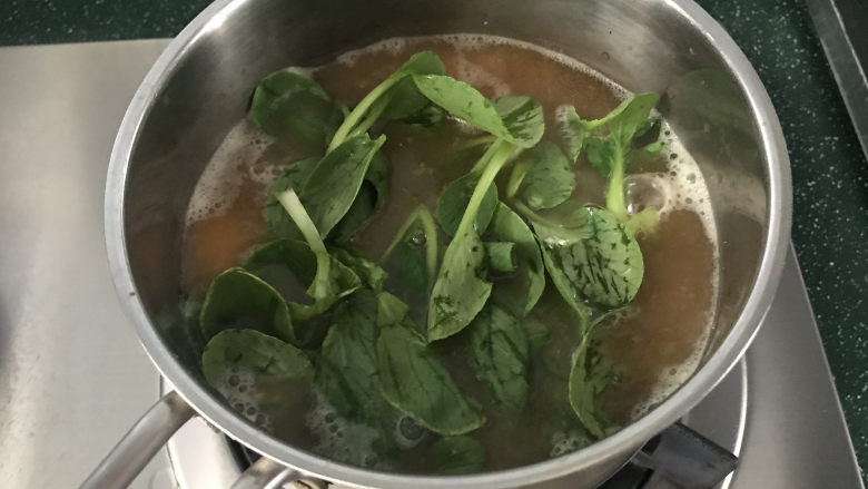 豆腐蛋花汤,煮开后,放入青菜秧