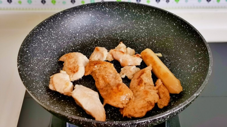 鸡胸肉蔬菜沙拉,鸡胸肉加热一下,还加了一根<a style='color:red;display:inline-block;' href='/shicai/ 40833'>鸡肉肠</a>,不需要放油。