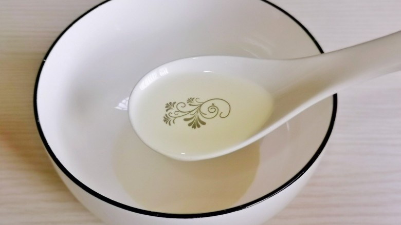 鸡胸肉蔬菜沙拉,油醋汁:<a style='color:red;display:inline-block;' href='/shicai/ 851'>橄榄油</a>加入碗中。