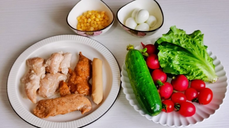 鸡胸肉蔬菜沙拉,准备食材,<a style='color:red;display:inline-block;' href='/shicai/ 12'>鹌鹑蛋</a>煮熟。