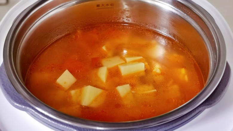 番茄排骨煲,加入切好的<a style='color:red;display:inline-block;' href='/shicai/ 23'>土豆</a>,再启动煲汤10分钟就可以啦!