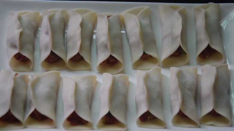 牛肉锅贴,两边留口,中间捏起来摆盘备用