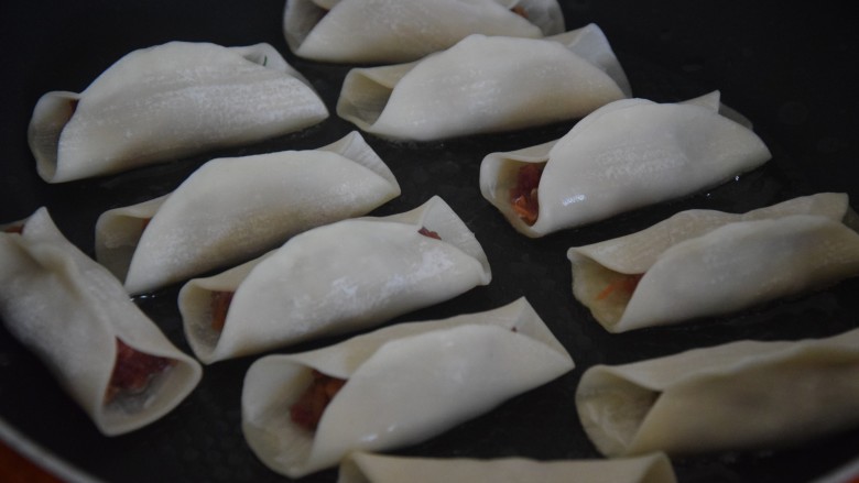牛肉锅贴,热锅,用刷子在锅底刷上油后放入锅贴,小火煎至底部焦黄