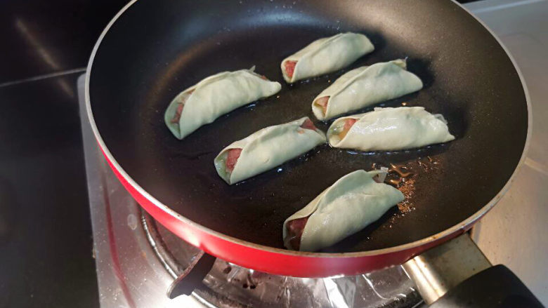 牛肉锅贴,锅中放少许油,排入锅贴