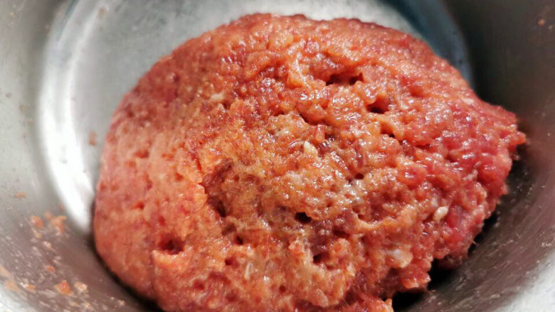 牛肉锅贴,腌肉酱汁倒入肉馅中,搅打上劲