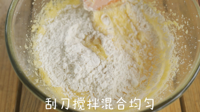 酥薄脆掉渣的芝麻蛋卷,加入<a style='color:red;display:inline-block;' href='/shicai/ 548'>低筋面粉</a>,搅拌混合均匀。