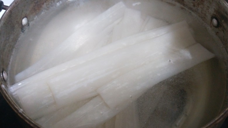 酸汤粉,煮粉的同时可以打调料了,宽粉很劲煮。