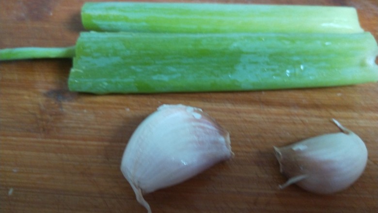 酸汤粉,大葱叶切碎,蒜去皮压扁剁碎。