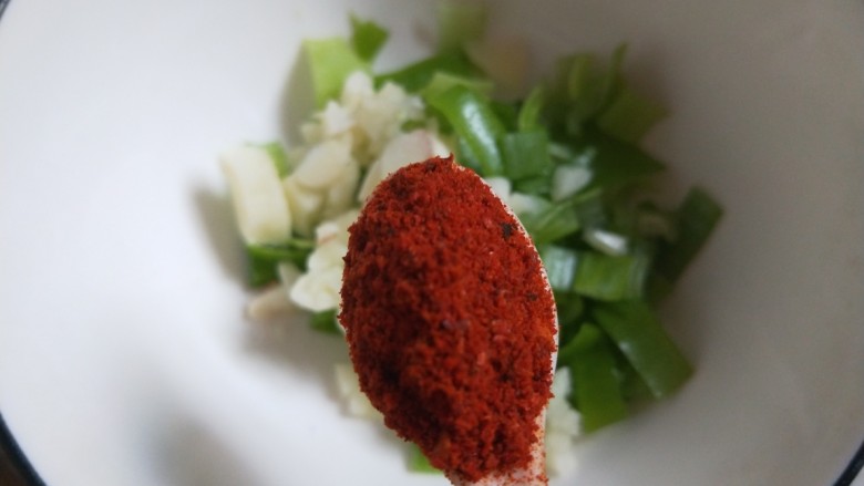 酸汤粉,加入<a style='color:red;display:inline-block;' href='/shicai/ 761'>辣椒粉</a>。