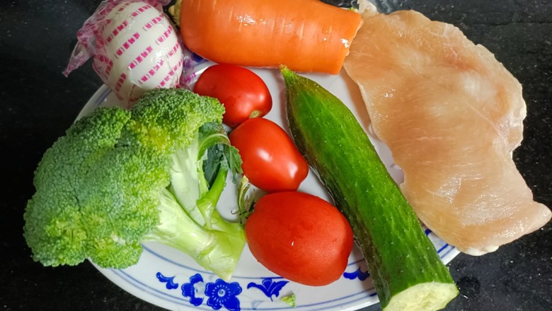 鸡胸肉蔬菜沙拉,食材备好