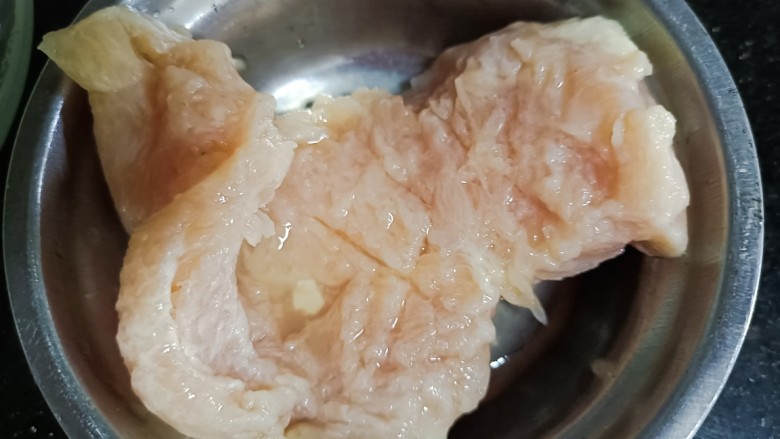 鸡胸肉蔬菜沙拉,<a style='color:red;display:inline-block;' href='/shicai/ 101'>鸡胸肉</a>用刀背拍松,用料酒腌制2O分钟