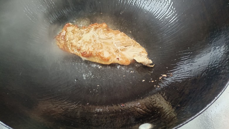 鸡胸肉蔬菜沙拉,鸡肉炸成二面黄,小火煎熟
