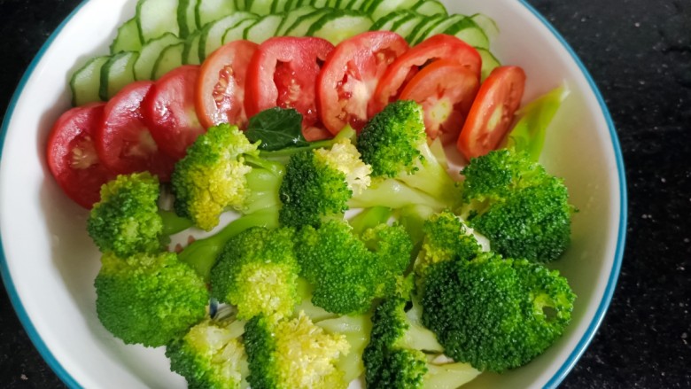 鸡胸肉蔬菜沙拉,西南花,西红杮黄瓜